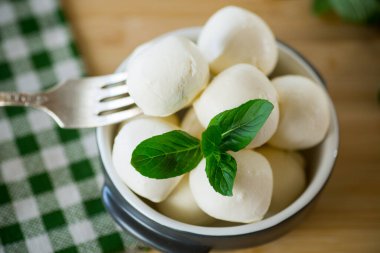 Seramik kasede naneli geleneksel mozzarella topları.