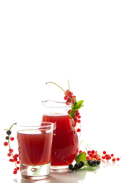 从红醋栗和黑醋栗中提取新鲜的浆果汁 在白色背景下隔离 — 图库照片
