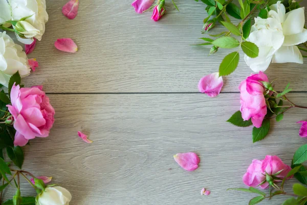 Цветочный Фон Розовых Белых Роз Светлом Деревянном Столе — стоковое фото