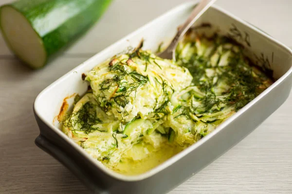 Grüne Zucchini Einem Omelett Ofen Gebacken Keramischer Form Auf Einem — Stockfoto