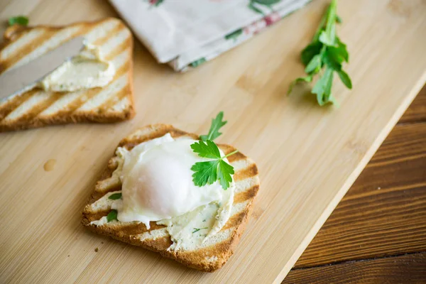 Smażony Chleb Tostowy Rozłożonymi Gotowanymi Jajkami Drewnianym Stole Szybkie Śniadanie — Zdjęcie stockowe