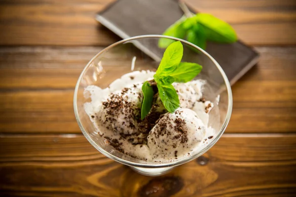 Ahşap Bir Masada Rendelenmiş Siyah Çikolata Parçalarıyla Yapımı Dondurma — Stok fotoğraf