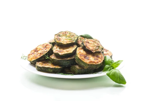 Zucchini Stekt Cirklar Med Kryddor Och Örter Platta Isolerad Vit — Stockfoto
