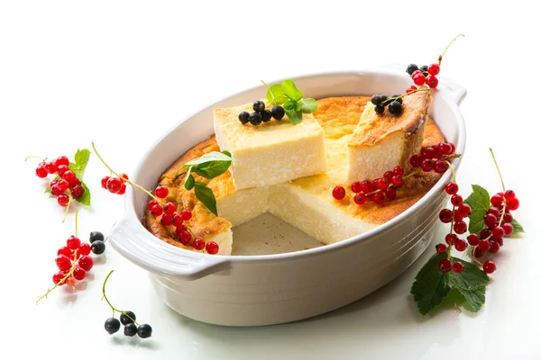 Τυρί Cottage Γλυκιά Κατσαρόλα Φρέσκα Μούρα Απομονώνονται Λευκό Φόντο — Φωτογραφία Αρχείου