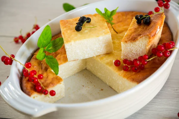 Τυρί Cottage Γλυκιά Κατσαρόλα Φρέσκα Μούρα Ξύλινο Τραπέζι — Φωτογραφία Αρχείου
