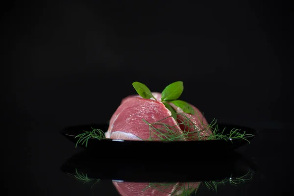 Кусок Свежего Мяса Свинины Тарелке Изолированный Черном Фоне — стоковое фото