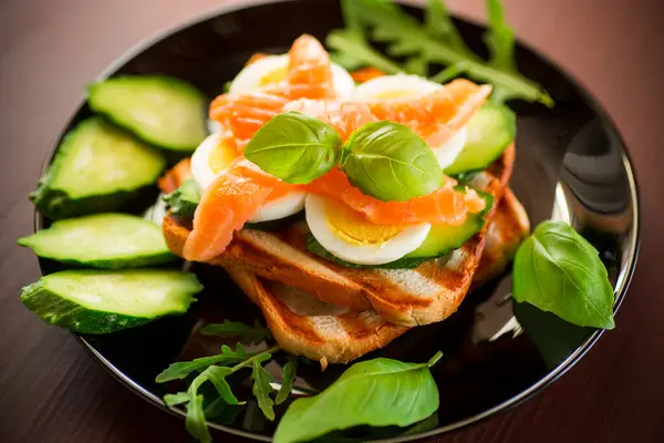 Sandwich Cocido Con Pescado Rojo Ligeramente Salado Pepinos Huevos Cocidos —  Fotos de Stock