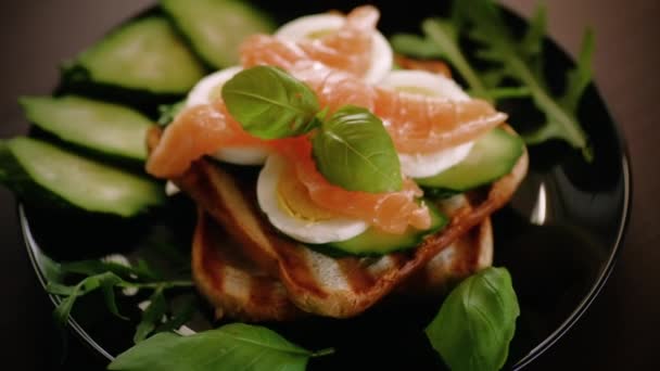 Gekookte Sandwich Met Licht Gezouten Rode Vis Komkommers Gekookte Eieren — Stockvideo