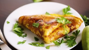 Kabaklı omlet, ahşap bir masada tabakta..