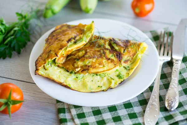 Stekt Omelett Med Zucchini Tallrik Ett Träbord — Stockfoto