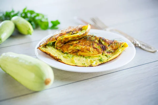 Omelete Frito Com Abobrinha Uma Chapa Uma Mesa Madeira — Fotografia de Stock