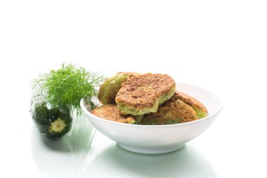 Beyaz arka planda izole edilmiş bir tabakta otlu kabaklı gözleme..