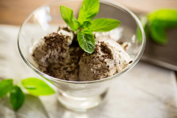 Házi Készítésű Jégkrém Reszelt Étcsokoládéval Tálban Egy Asztalon — Stock Fotó