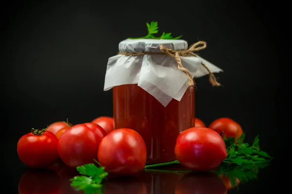 Kokt Hemlagad Tomatjuice Konserverad Burk Med Naturliga Tomater Isolerad Svart — Stockfoto
