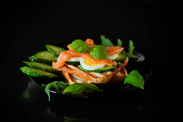 Sandwich Cocido Con Pescado Rojo Ligeramente Salado Pepinos Huevos Cocidos —  Fotos de Stock