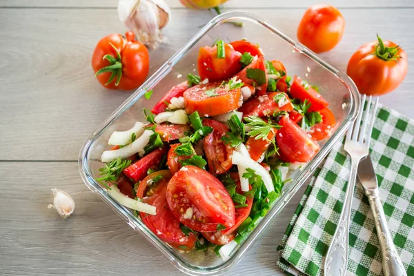 Würzige Snack Tomaten Mit Knoblauch Kräutern Gewürzen Und Zwiebeln Einer Stockfoto