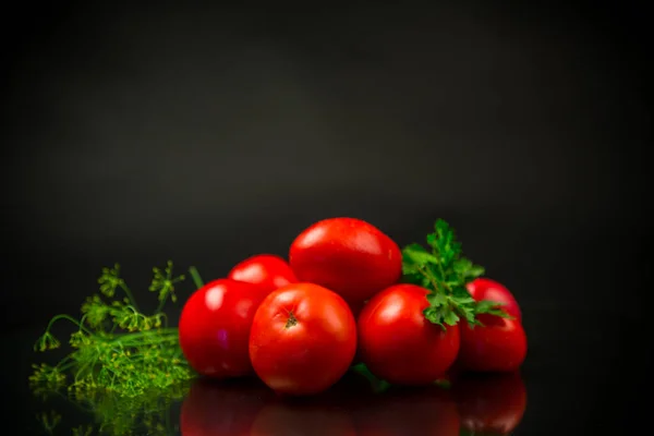 成熟的红色西红柿 黑色背景隔离 图库图片