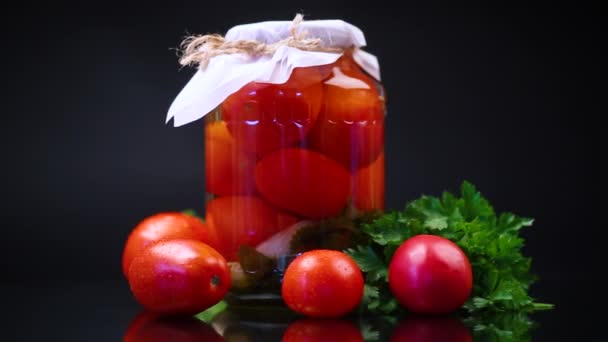 Konserverade Mogna Röda Tomater Med Kryddor Stor Glasburk Isolerade Svart — Stockvideo