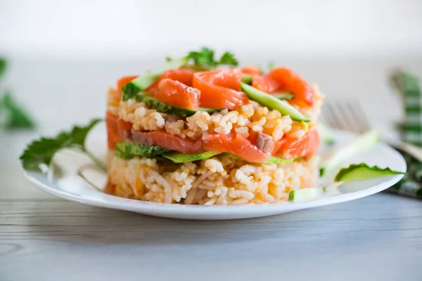Kaynamış Beyaz Pirinç Tuzlanmış Kırmızı Balık Salatalık Diğer Sebzeler Bir — Stok fotoğraf