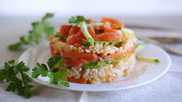 Kaynamış Beyaz Pirinç Tuzlanmış Kırmızı Balık Salatalık Diğer Sebzeler Bir — Stok video