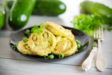 Ahşap bir masada, tabakta kızarmış kabak yeşili krep..