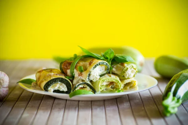 Приготовленные Кабачки Сыром Внутри Тарелке Зеленом Фоне — стоковое фото