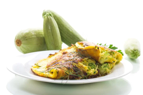 Stekt Omelett Med Zucchini Platta Isolerad Vit Bakgrund — Stockfoto