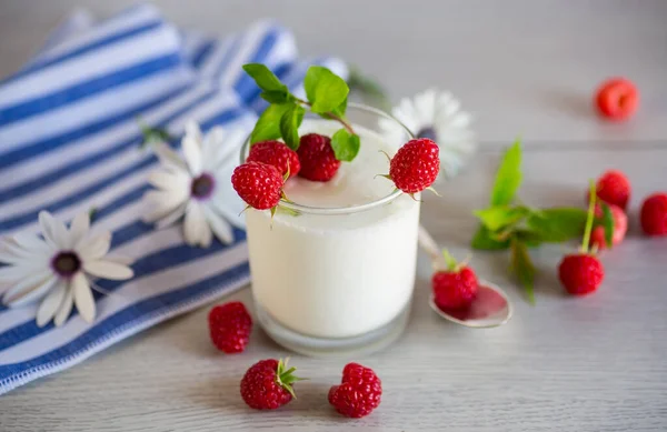 Yogurt Dolce Cucinato Casa Con Lamponi Freschi Bicchiere Tavolo Legno — Foto Stock