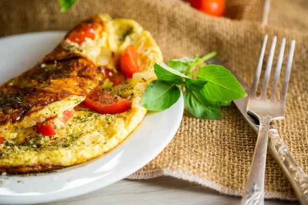 Omelete Recheado Com Tomates Fundo Madeira Leve Alimentação Saudável Para — Fotografia de Stock