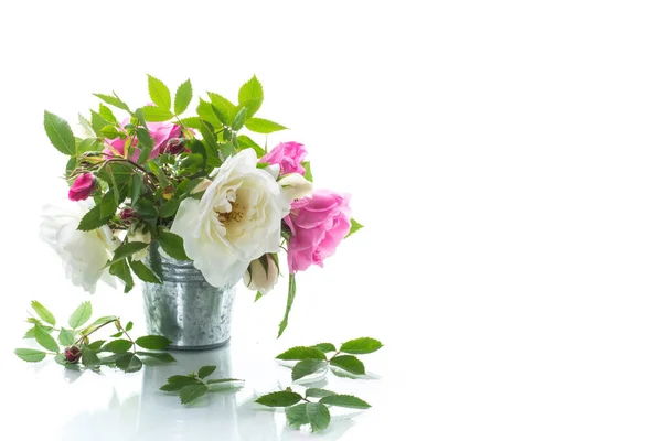 Μικρό Μπουκέτο Από Όμορφα Καλοκαιρινά Ροζ Και Λευκά Τριαντάφυλλα Απομονωμένα — Φωτογραφία Αρχείου