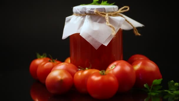 Jugo Tomate Casero Cocido Enlatado Frasco Tomates Naturales Aislado Sobre — Vídeos de Stock