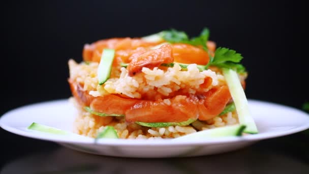 Kaynamış Beyaz Pirinç Tuzlanmış Kırmızı Balık Salatalık Diğer Sebzeler Siyah — Stok video