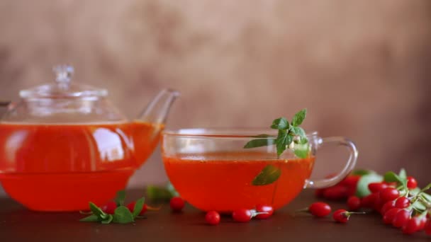 用成熟的醋栗在杯子和茶壶中 放在木制桌子上准备好的饮料 — 图库视频影像