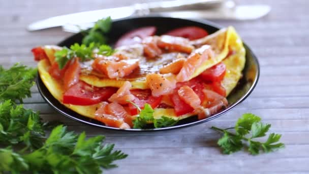 Omelete Frito Com Tomates Legumes Pedaços Peixe Vermelho Levemente Salgado — Vídeo de Stock