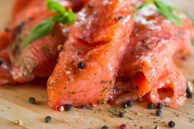 Tahtada baharat ve otlarla tuzlanmış büyük kırmızı balıklar..