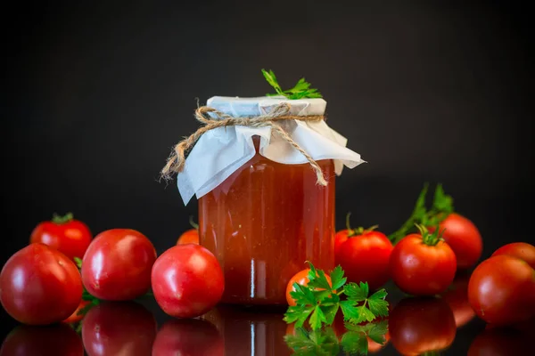 Kokt Hemlagad Tomatjuice Konserverad Burk Med Naturliga Tomater Isolerad Svart — Stockfoto