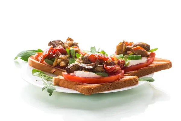 Beredd Smörgås Med Tomater Mozzarella Och Stekt Äggplanta Med Svamp — Stockfoto