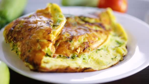 Gebratenes Omelett Mit Zucchini Einem Teller Auf Einem Holztisch — Stockvideo