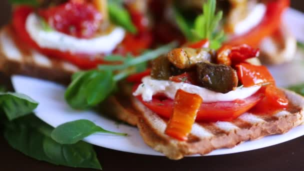トマト モッツァレラ フライドナスと木製のテーブルの皿にキノコで作られたサンドイッチ — ストック動画