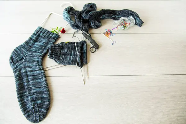 Набір Ручного Язання Теплих Зимових Шкарпеток Натуральної Вовняної Пряжі Дерев — стокове фото