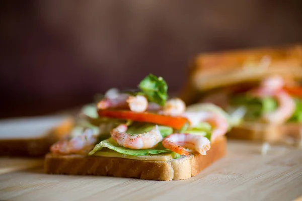 Sandwich Mit Salat Und Garnelen Auf Einem Holzbrett — Stockfoto