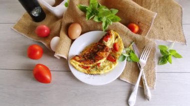 Hafif ahşap arka planda domatesli omlet. Kahvaltı için sağlıklı diyet yemekleri..