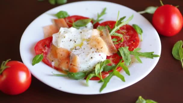 Huevo Escalfado Cocido Con Hierbas Salmón Ligeramente Salado Tomates Con — Vídeo de stock