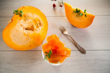 Tahta bir masada cam bir kasede balkabağı reçeli hazırladım. Sonbahar tarifleri.