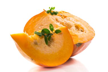 Beyaz arka planda izole edilmiş tohumlu olgun bir portakal kabağı..