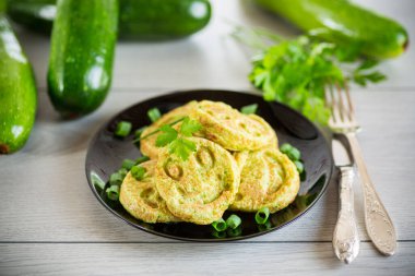 Ahşap bir masada, tabakta kızarmış kabak yeşili krep..