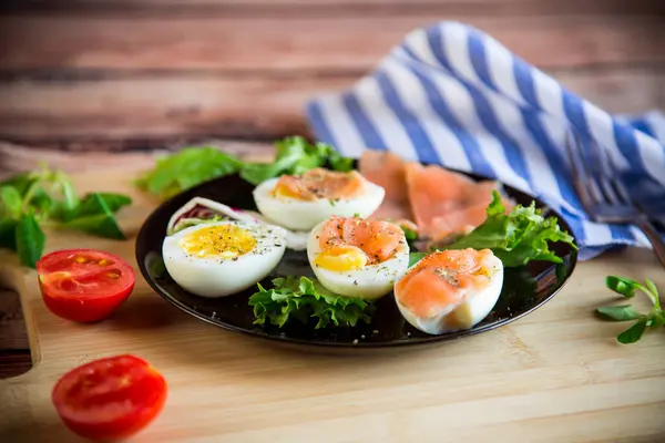 Ferveu Ovos Com Peixe Vermelho Salgado Ervas Seasonings Uma Chapa — Fotografia de Stock