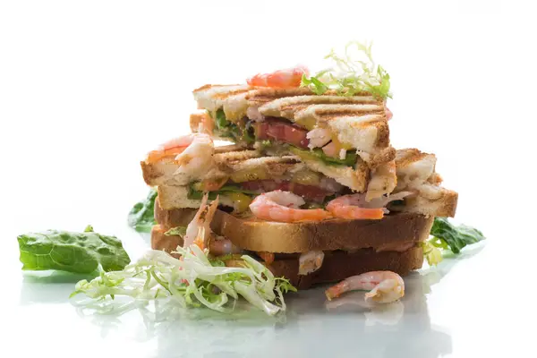 Smörgås Med Sallad Och Räkor Isolerad Vit Bakgrund — Stockfoto