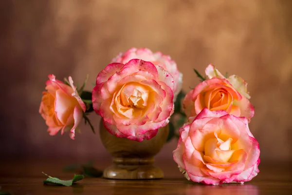 Bella Fioritura Fiori Rosa Gialli Rosa Sfondo Marrone Astratto Immagine Stock