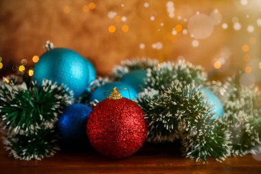 Noel kartı. Yeni yıl kartı, yakın plan. Yeni yılın renkli oyuncakları Süslü bir kutuda.